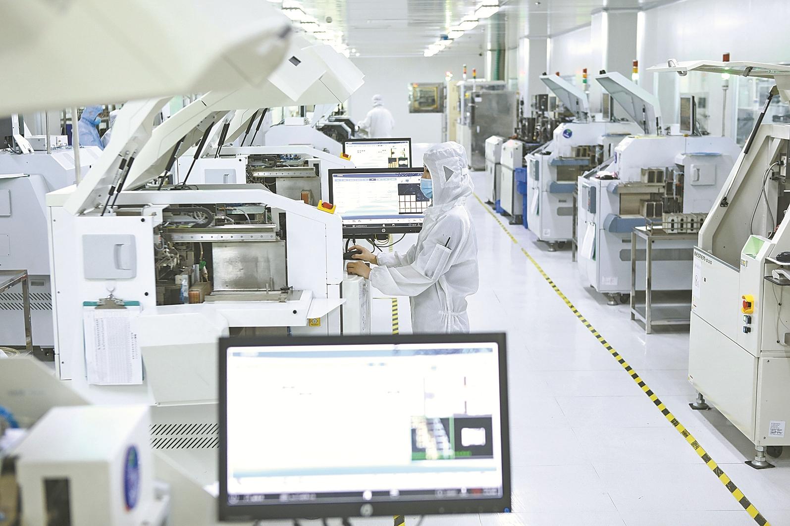 半導體無塵車間的圖片